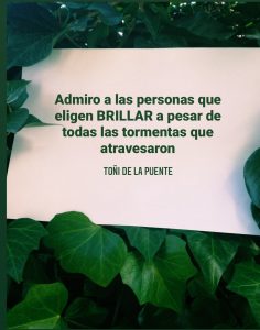Admiro a las personas que eligen brillar a pesar de todas las tormentas que atravesaron