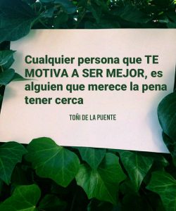 Cualquier persona que te motiva a ser mejor, es alguien que merece la perna tener cerca